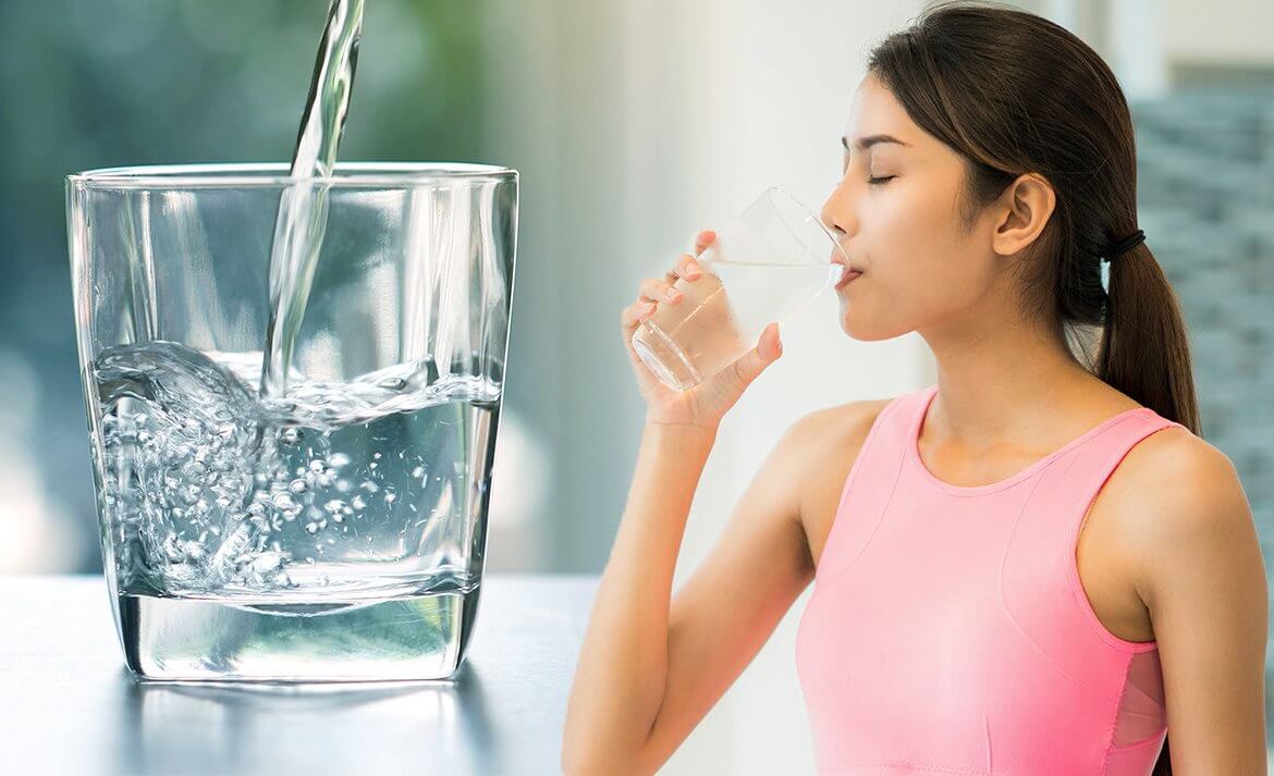 Phụ nữ sau sinh hồi phục sức khỏe với nước ion kiềm 