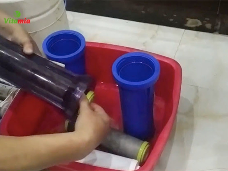 Vệ sinh ống đựng lõi lọc nước